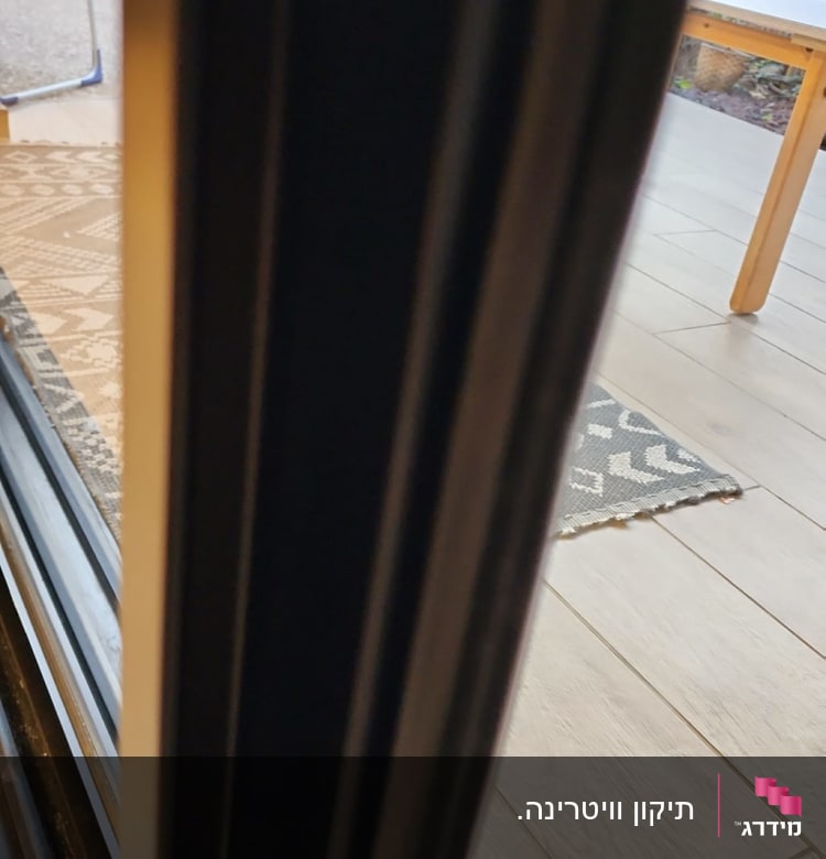 מסגרת חלון שחורה עם תריסים פתוחים